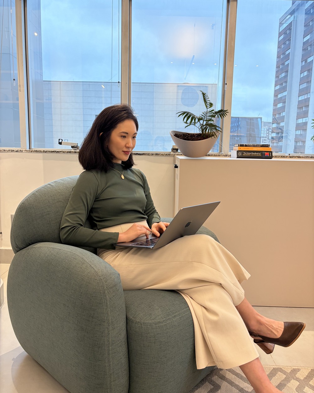 Dra. Aline Jimi Myung Cho em seu consultório